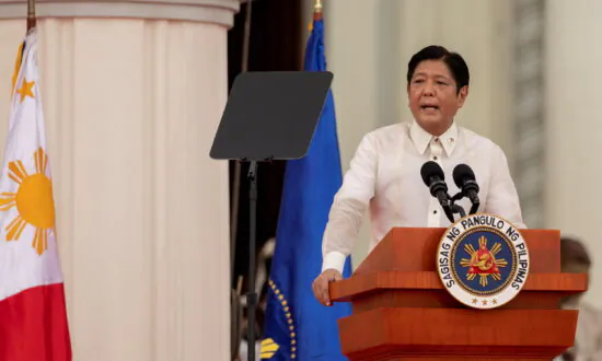 Philippine Leader Visits Japan to Forge Closer Security Ties Amid China Concerns