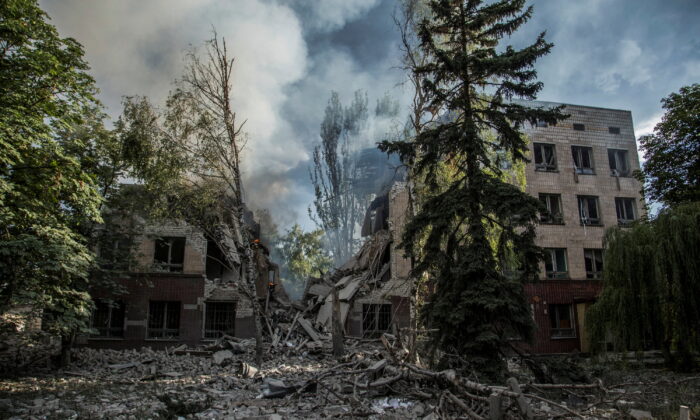 On June 17, 2022, in Lysychans'k, the Luhansk region of Ukraine, smoke rises above the wreckage of buildings destroyed by military attacks as Russia continues to attack Ukraine.  (Oleksandr Ratushniak / Reuters)
