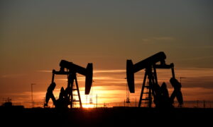 Oil Slips on US Stock Build, Trading in Narrow Range thumbnail