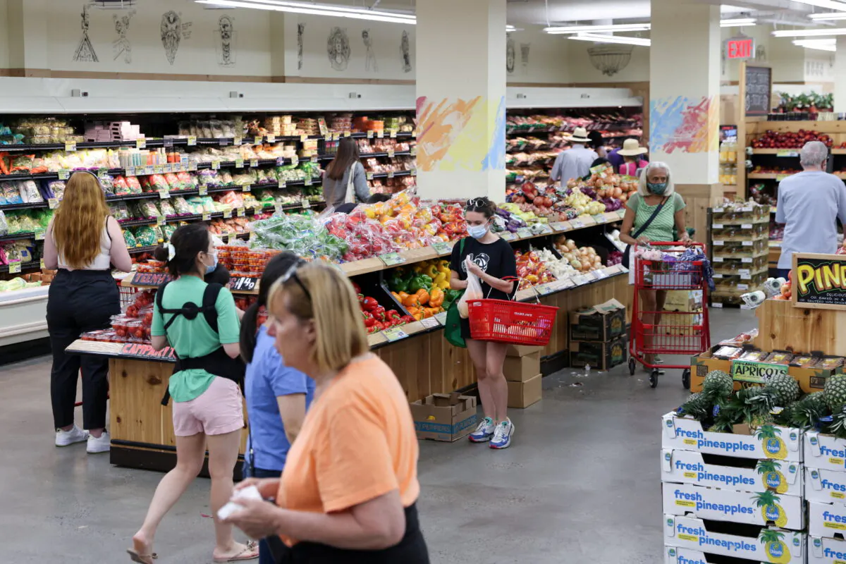 People shop in a supermarket as inflation affects consumer prices in Manhattan, New York City, on June 10, 2022. (Andrew Kelly/Reuters)