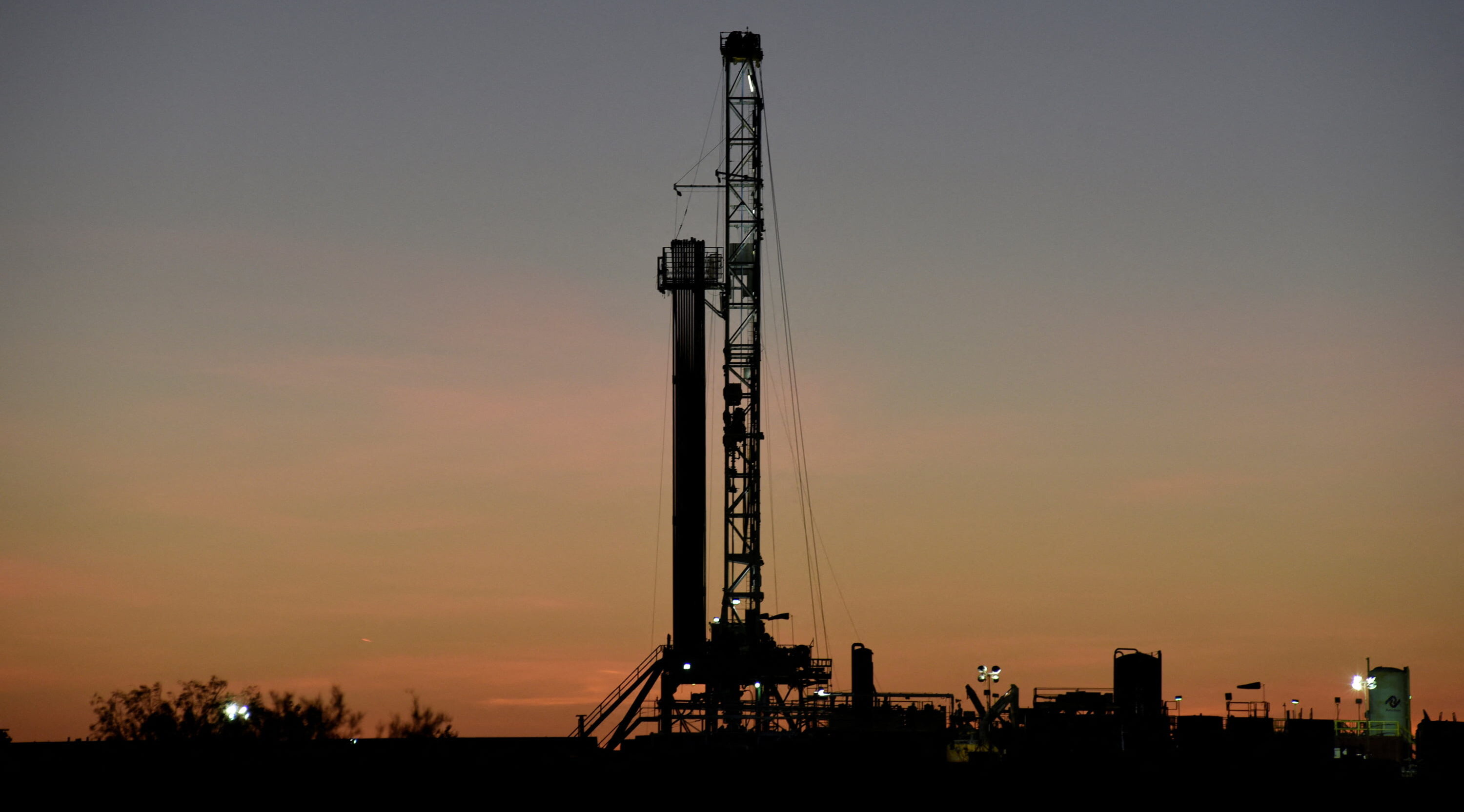 US Oil Mergers Drop to $12 Billion as Volatility Limits Deals - Vimarsana News