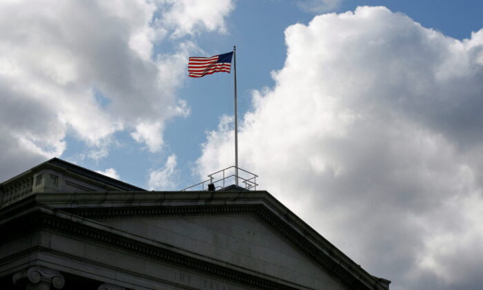 2008 年 11 月 18 日，美国国旗在华盛顿财政部上方飘扬。（Jim Bourg/路透社）