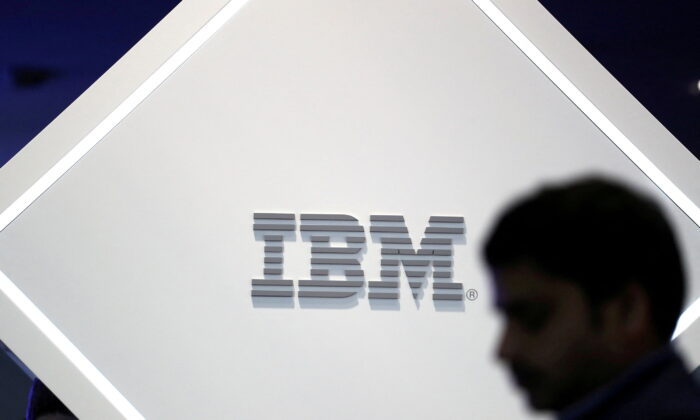 2019 年 2 月 25 日，在西班牙巴塞罗那举行的世界移动通信大会上，一名男子站在 IBM 徽标附近。（塞尔吉奥佩雷斯/路透社）