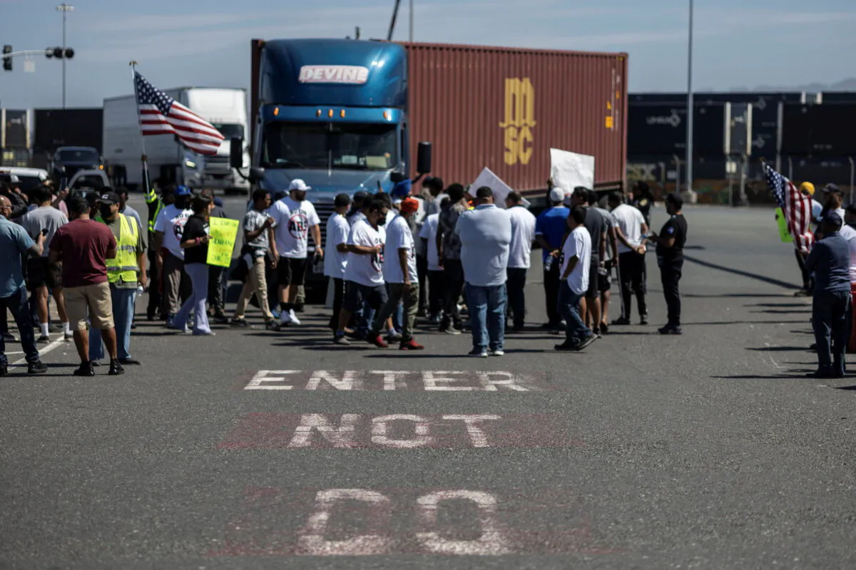 Independent truck drivers gather to delay the entry of trucks at a container terminal at the Port of Oakland, during a protest against California's law known as AB5, in Oakland, Calif., on July 18, 2022. (Carlos Barria/Reuters)