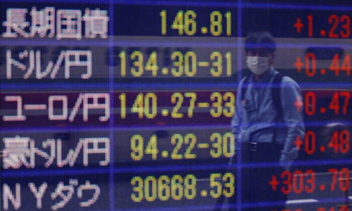 A man wearing a protective mask amid the coronavirus disease (COVID-19) outbreak, looks at a board displaying the Japanese yen exchange rate against the U.S. dollar outside a brokerage in Tokyo, Japan, on June 16, 2022. (Kim Kyung-Hoon/Reuters)