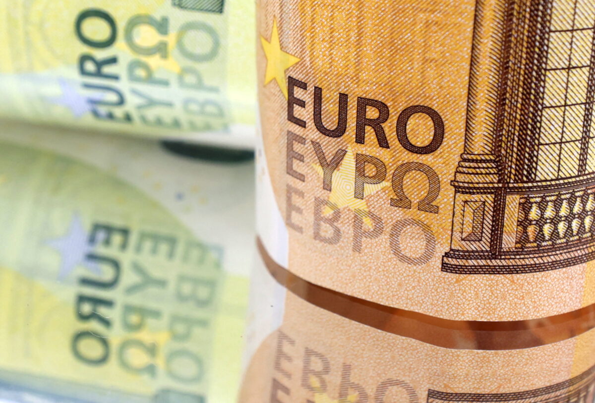 NextImg:Euro Struggles, but Robust Services Data Stems Losses