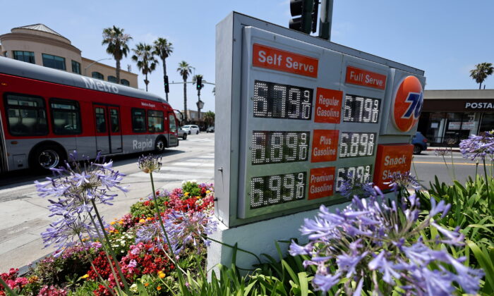 2022 年 5 月 26 日，加利福尼亚州圣莫尼卡的 76 加油站发布了超过 6.00 美元大关的汽油价格广告。（露西·尼科尔森 / 路透社）