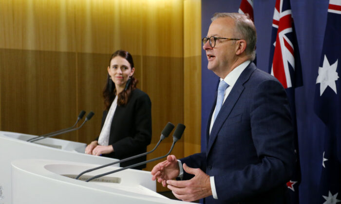 NZ Prime Minister Jacinda Ardern (L) and Australian Prime Minister Anthony Albanese attend a joint press conference in Sydney, Australia, on July 8, 2022. (Lisa Maree Williams/Getty Images)