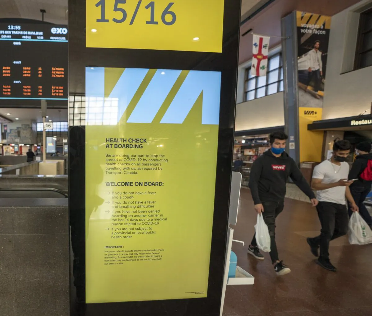 Passengers arrive at a Via Rail kiosk at Central Station in Montreal, Oct. 6, 2021. (The Canadian Press/Ryan Remiorz