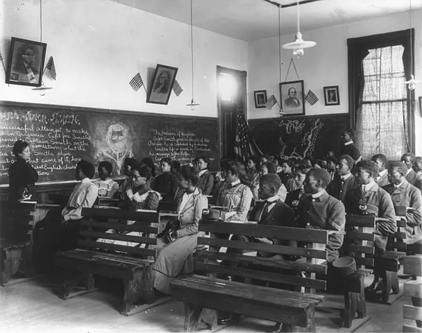 A history class in session at the Tuskegee Institute, 1902. (Public Domain)