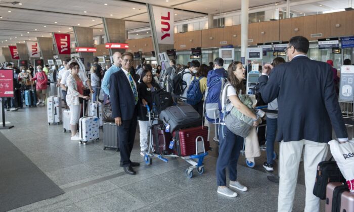 Passengers lineup at the check in counter at Pierre Elliott Trudeau airport, in Montreal, June 29, 2022. (The Canadian Press/Ryan Remiorz)