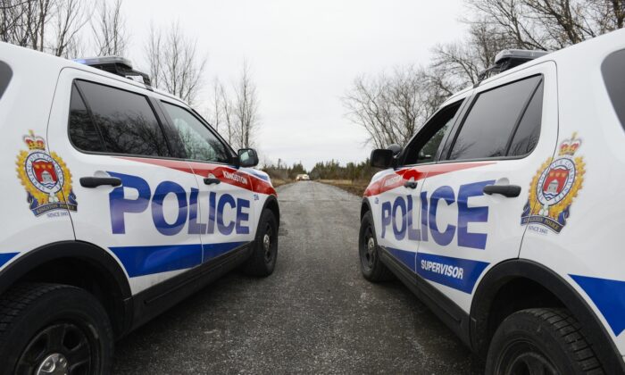 Dwa samochody policyjne Kingston są widziane w Kingston w Ontario 28 listopada 2019 r. (Sean Kilpatrick/The Canadian Press)