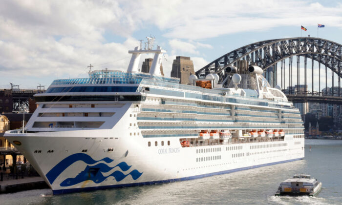 2022 年 7 月 13 日的档案照片中，珊瑚公主号停靠在澳大利亚悉尼的环形码头。  （珍妮埃文斯/盖蒂图片社）