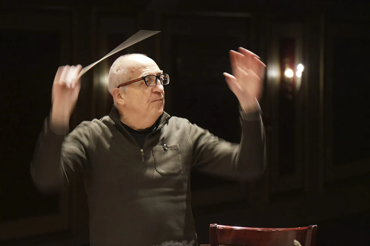 Bramwell Tovey leads the Rhode Island Philharmonic and youth symphony in a rehearsal, in Providence, R.I., in 2016. (Sandor Bodo/The Providence Journal via AP)