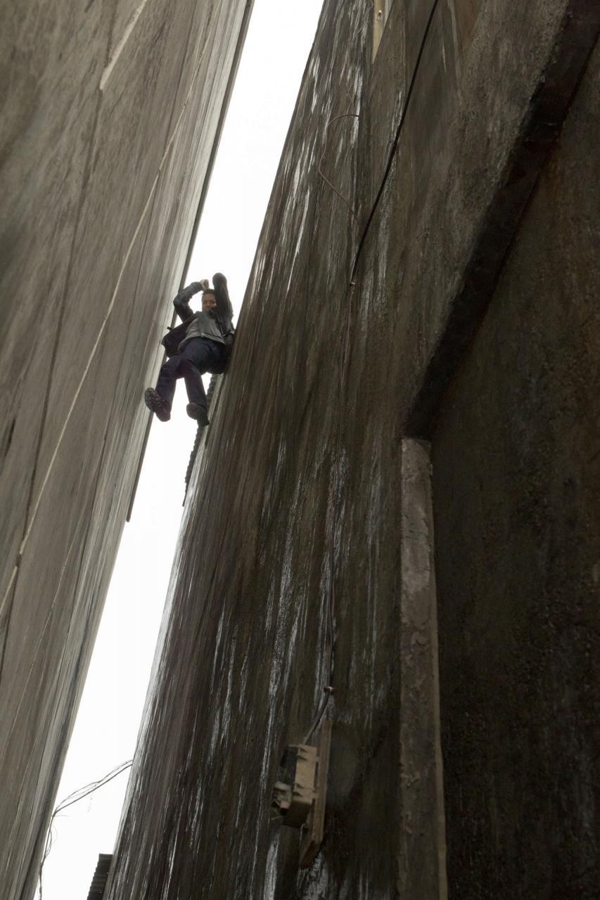 man jumping down into alley in THE BOURNE LEGACY