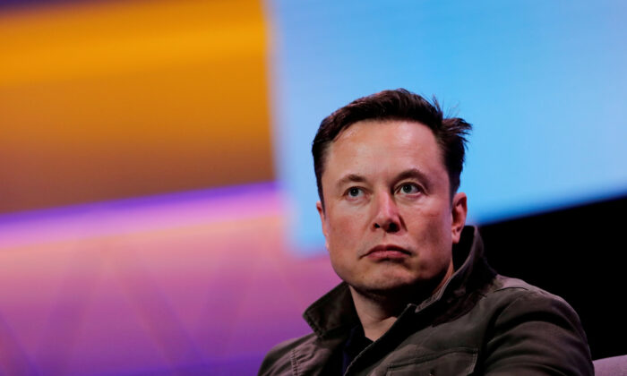 2019 年 6 月 13 日,在洛杉矶举行的 E3 游戏大会上,SpaceX 所有者兼特斯拉首席执行官埃隆马斯克在与传奇游戏设计师托德霍华德(未图示)的对话中发表讲话。(迈克布莱克 / 路透社)