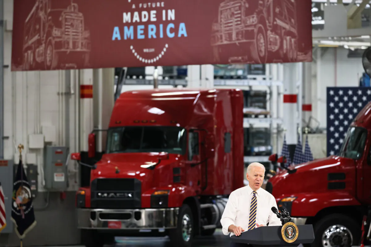 U.S. President Joe Biden speaks at Mack Truck Lehigh Valley Operations in Macungie, Pa., on July 28, 2021. (Michael M. Santiago/Getty Images)