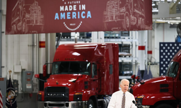 U.S. President Joe Biden speaks at Mack Truck Lehigh Valley Operations in Macungie, Penn., on July 28, 2021. (Michael M. Santiago/Getty Images)