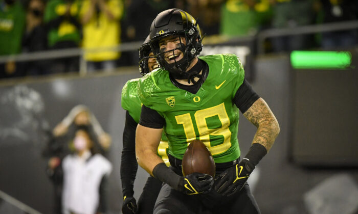 Oregon Ducks tight end Spencer Webb (18) after a touchdown during an NCAA college football game against Arizona in Eugene, Ore., on Sept. 25, 2021. (Andy Nelson/AP Photo)