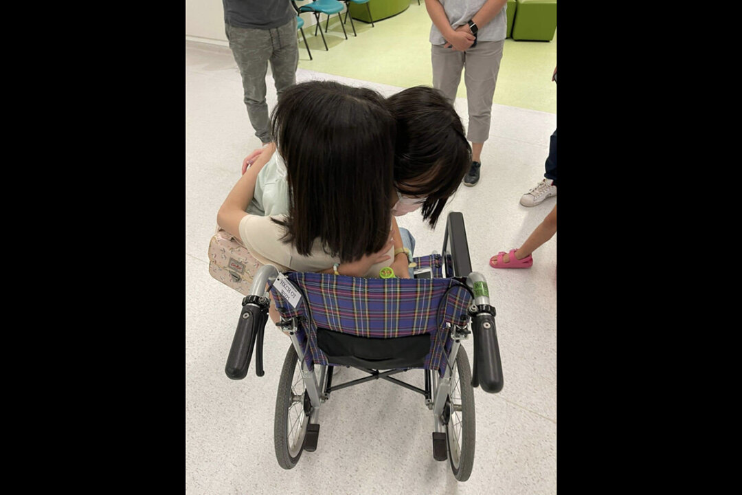 An 11-year-old girl from Hong Kong was admitted to hospital with chest pains three weeks after receiving the second dose of the Pfizer-BioNTech vaccine a month ago. After being in the hospital for a month, She could finally be discharged and return home on July 8, 2022. (Screenshot from her mother’s Facebook)