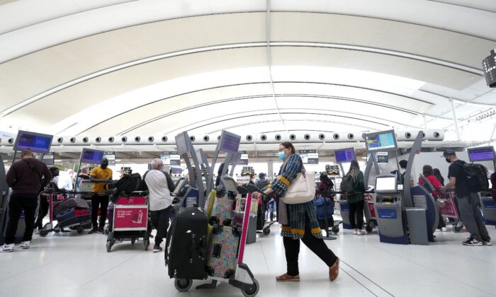 2022 年 5 月 12 日，人们在多伦多皮尔逊国际机场排队办理登机手续。（Nathan Denette/The Canadian Press）