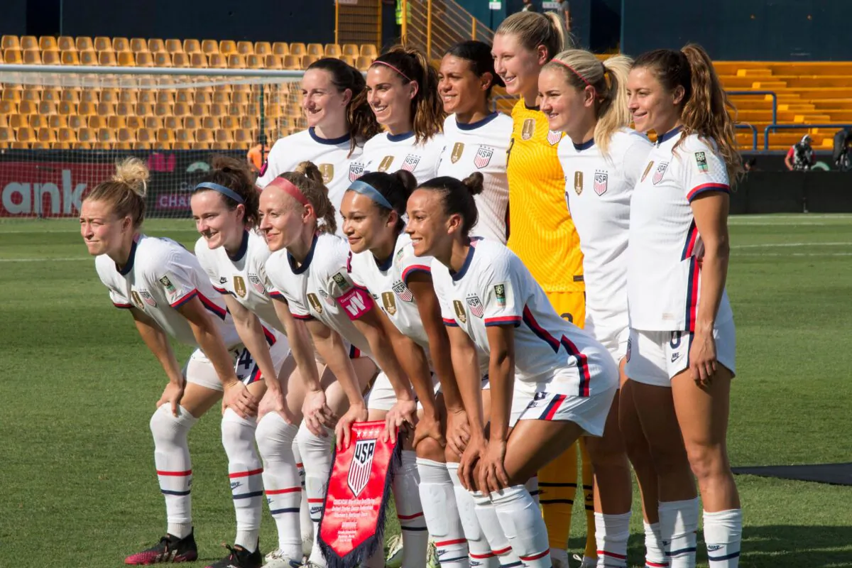 US players pose for a picture before their 2022 Concacaf Women's Championship football match against Costa Rica at the Universitario stadium, in Monterrey, Mexico, on July 14, 2022. (Julio Cesar Aguilar/Getty Images)