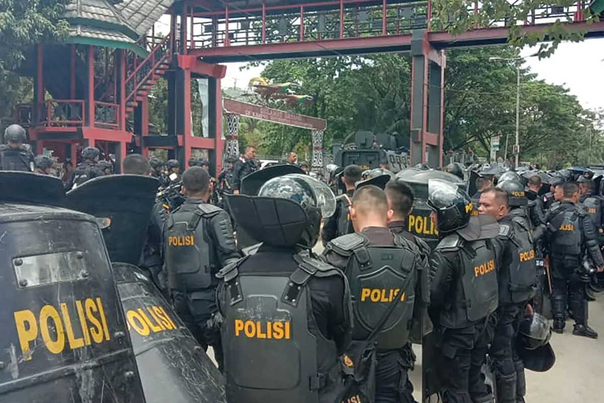 Indonesian riot police take positions as fresh unrest broke out in Indonesia's restive Papua region in provincial capital Jayapura on Sept. 23, 2019. (Faisal Narwawan/AFP via Getty Images)