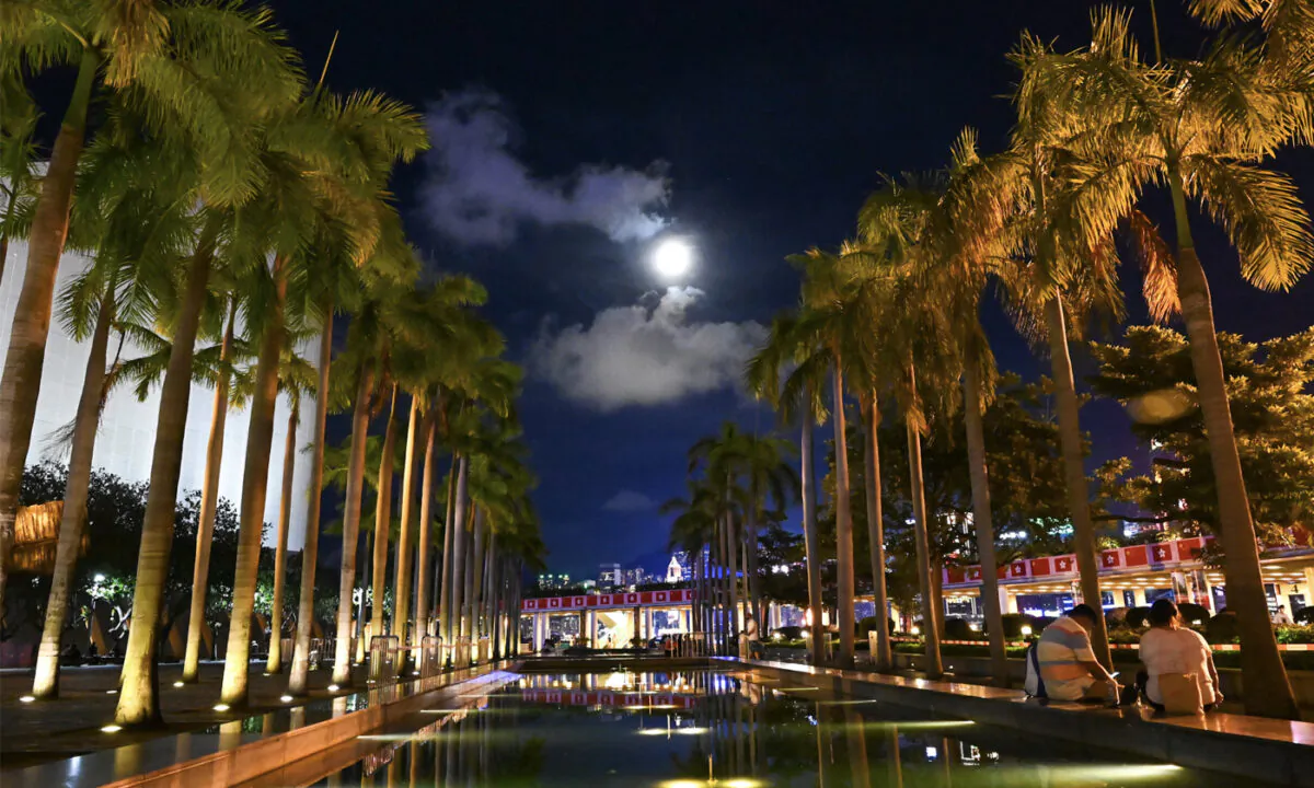 The largest supermoon of the year in the Hong Kong sky. The photo was taken at 9.24 p.m. on July 13, 2022. (Sung Pi-lung/The Epoch Times)