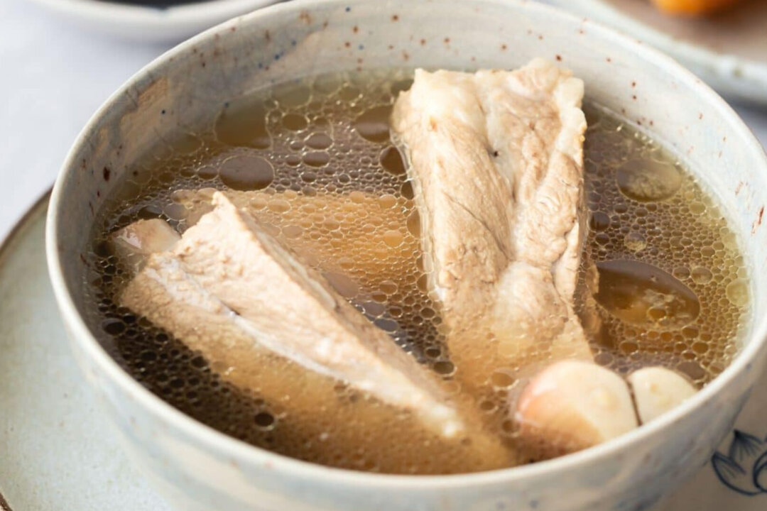 Australian forensic expert examines a popular soup bak kut teh or pork bone soup. (delightfulplate.com)