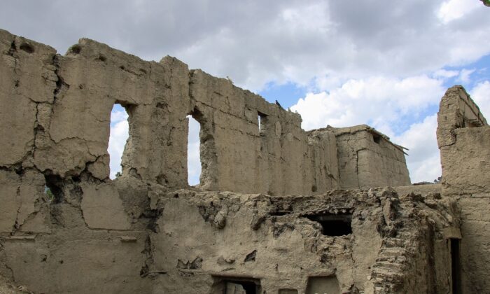 2022 年 6 月 24 日，阿富汗帕克蒂卡省 Gayan 区发生地震后受损的房屋废墟。（法新社通过 Getty Images）