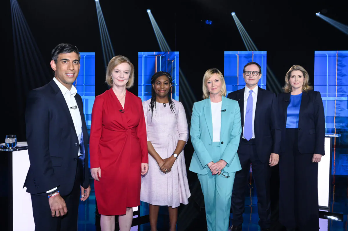 (L-R) Conservative leadership candidates Rishi Sunak, Liz Truss, and Kemi Badenoch; ITV presenter Julie Etchingham; and candidates Tom Tugendhat and Penny Mordaunt, on July 17, 2022. (Jonathan Hordle/ITV/Handout via PA MEdia)