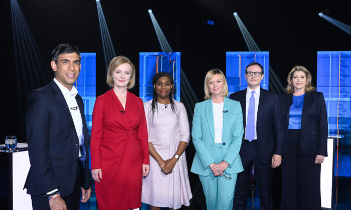 (L-R) Conservative leadership candidates Rishi Sunak, Liz Truss, and Kemi Badenoch; ITV presenter Julie Etchingham; and candidates Tom Tugendhat and Penny Mordaunt, on July 17, 2022. (Jonathan Hordle/ITV/Handout via PA MEdia)