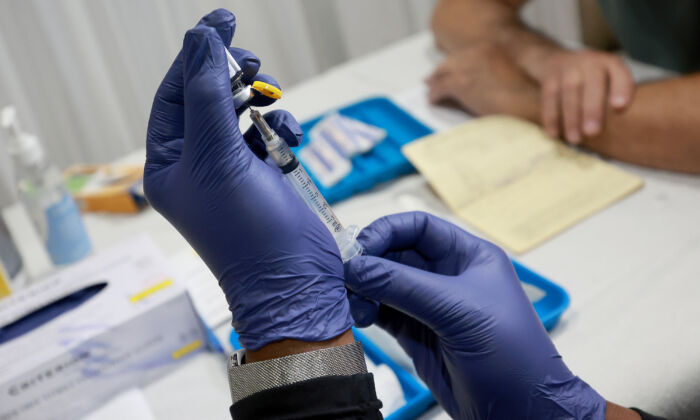 Un agent de santé se prépare à administrer un vaccin à une personne pour la prévention de la variole du singe au Pride Center de Wilton Manors, en Floride, le 12 juillet 2022. (Joe Raedle/Getty Images)