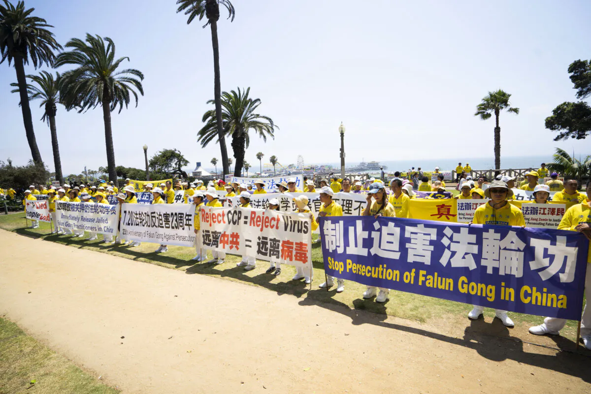 Falun Gong adherents held banners along Ocean Avenue at a rally to raise awareness of the CCP persecution of Falun Gong in Santa Monica, Calif., on July 17, 2022. (Debora Cheng/The Epoch Times)