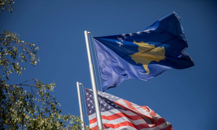 科索沃和美国国旗于 2020 年 6 月 29 日在科索沃普里什蒂纳市中心挥舞。（Ferdi Limani/Getty Images）