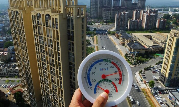 A thermometer shows the surface temperature exceeded 41 °C (105.8°F) in Yichang, Hubei Province, China, on July 14, 2022. (CFOTO/Future Publishing via Getty Images)