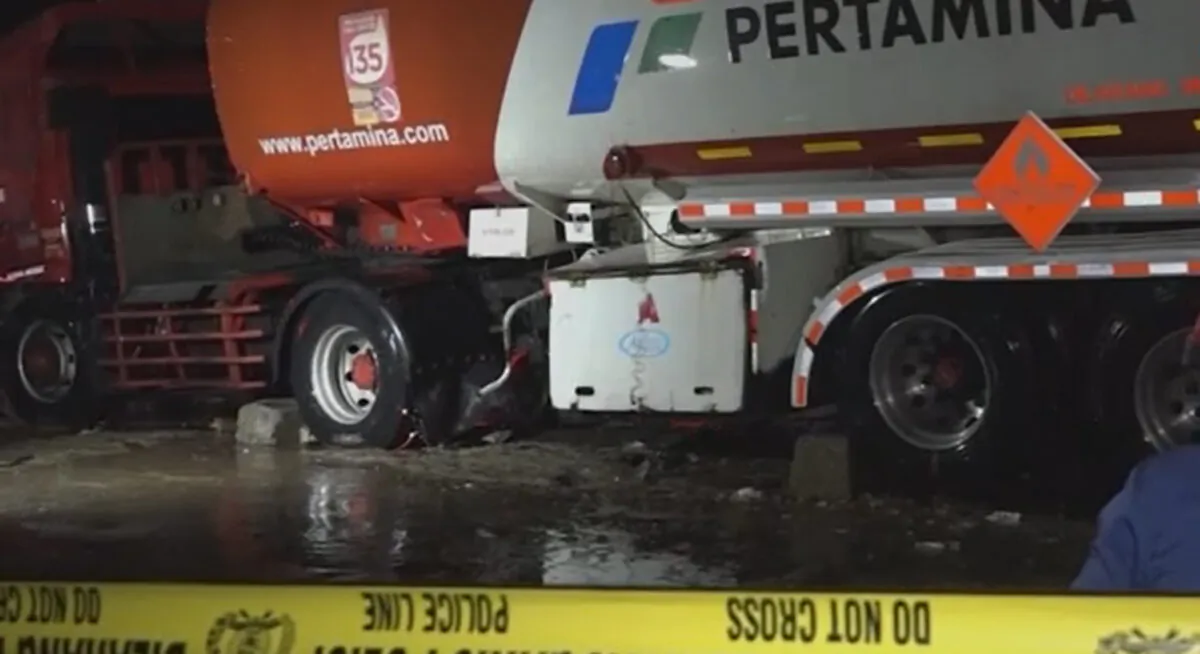 This still from video shows an oil tanker truck that smashed into cars and motorbikes in Cibubur, East Jakarta, Indonesia, on July 18, 2022. (AP/ Screenshot via The Epoch Times)