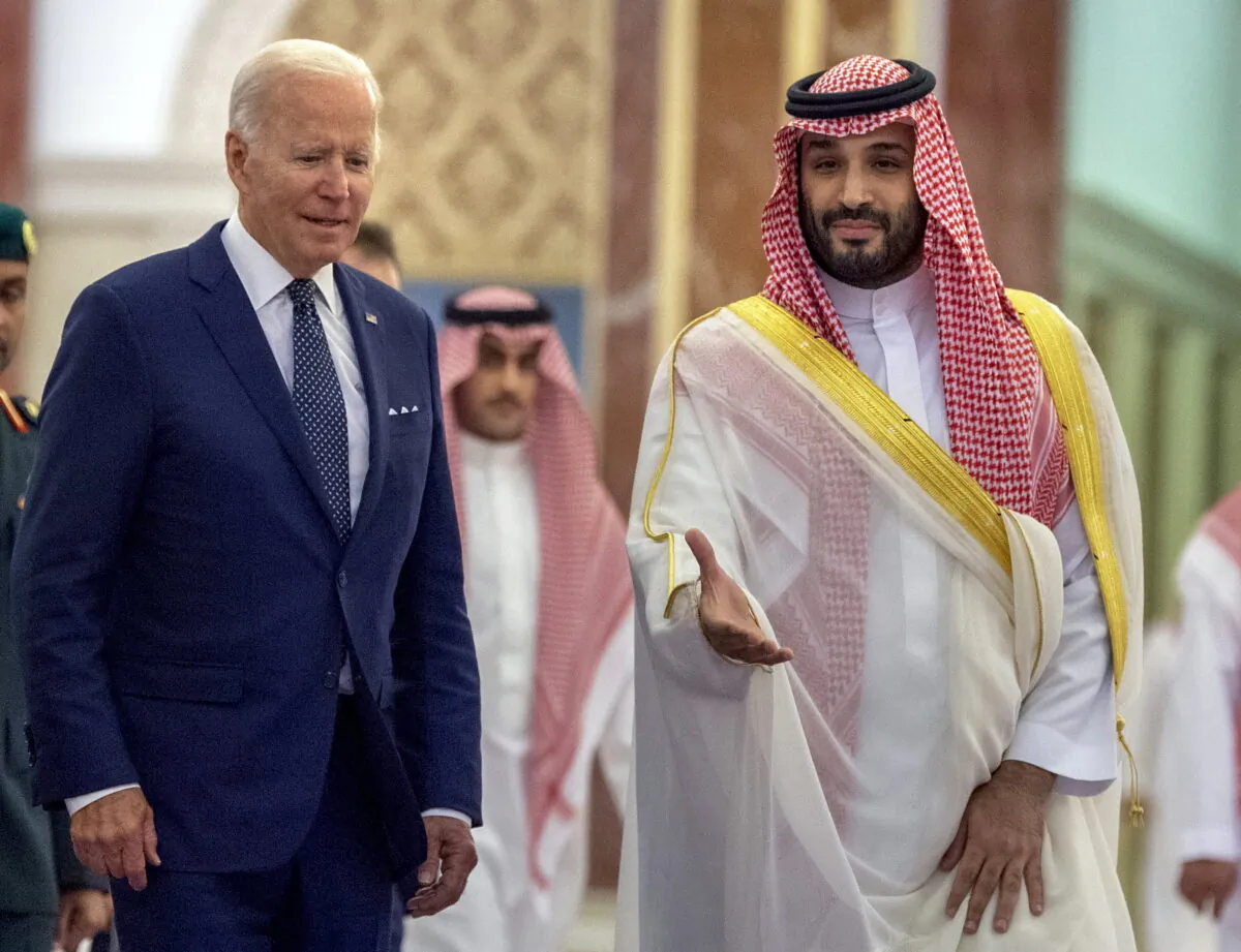 Saudi Crown Prince Mohammed bin Salman (R) welcomes U.S. President Joe Biden to Al-Salam Palace in Jeddah, Saudi Arabia, on July 15, 2022. (Bandar Aljaloud/Saudi Royal Palace via AP)