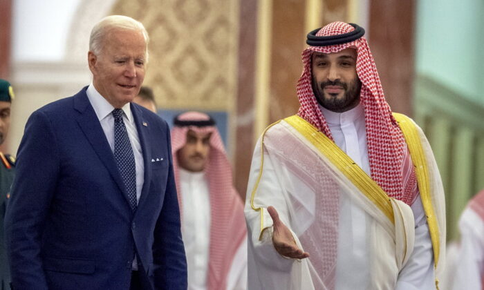 Saudi Crown Prince Mohammed bin Salman (R) welcomes U.S. President Joe Biden to Al-Salam Palace in Jeddah, Saudi Arabia, on July 15, 2022. (Bandar Aljaloud/Saudi Royal Palace via AP)