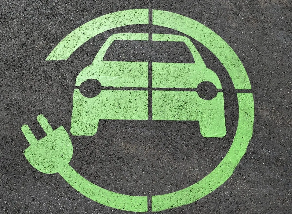 A charging sign for electric vehicles (EVs). (paulbr75/Pixabay)