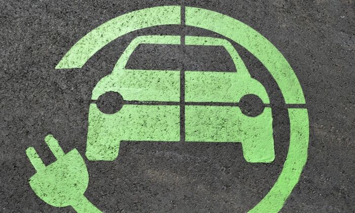Charging sign for electric vehicles (EVs). (paulbr75/pixabay)
