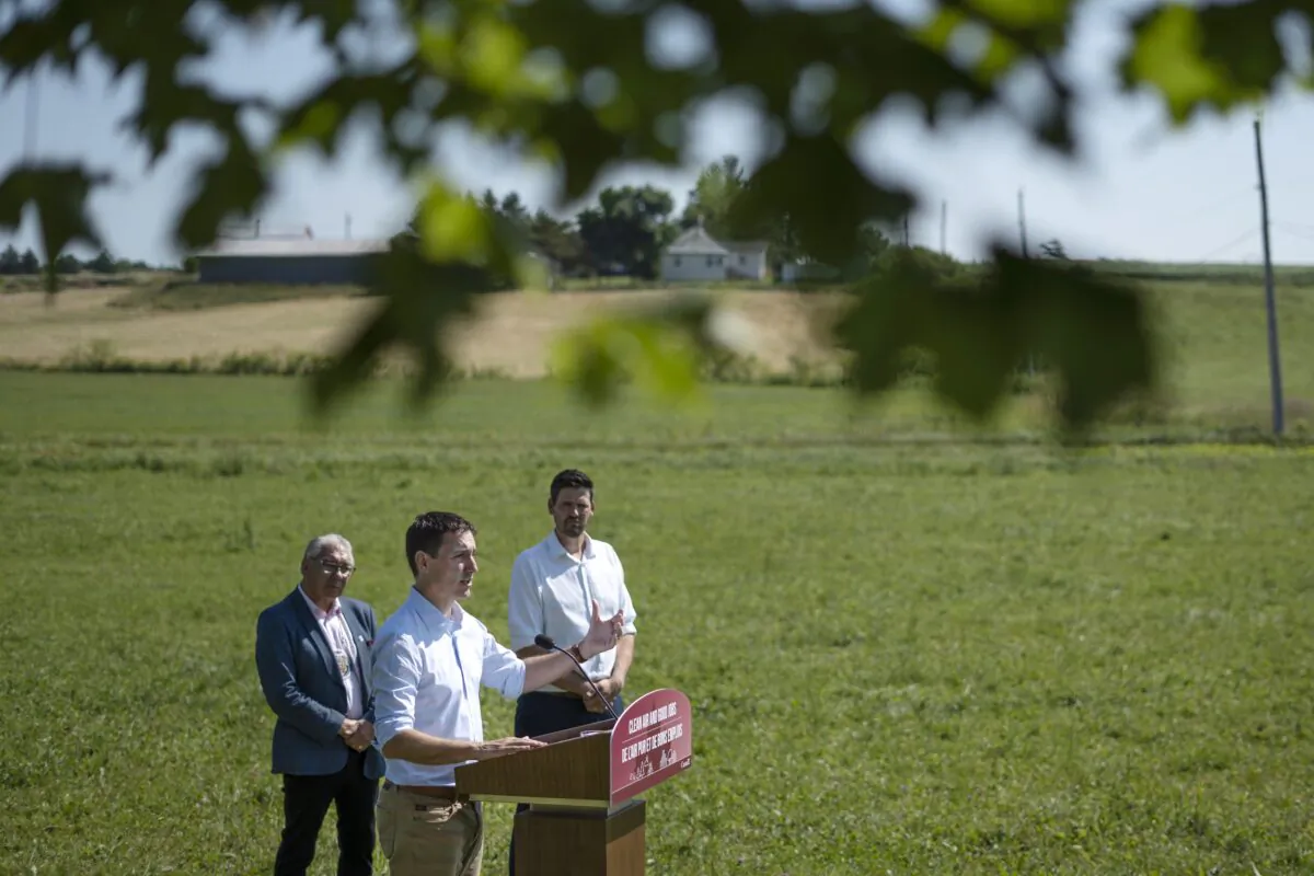 Prime Minister Justin Trudeau (C) makes an announcement in Hardwood Lands, Nova Scotia, on July 21, 2022. (Darren Calabrese/The Canadian Press)