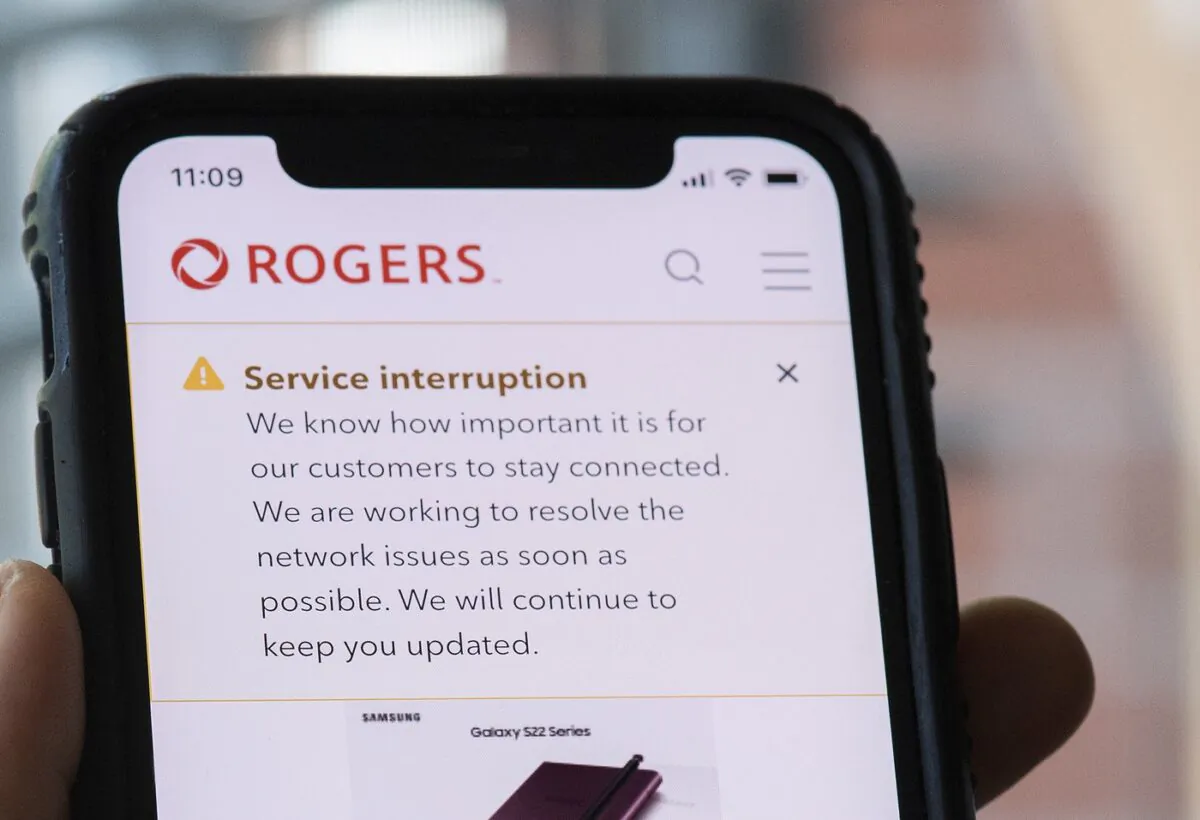 Rogers Communications Inc. has a new chief technology officer just a couple of weeks after the service outage that impacted millions of customers across Canada. A person looks at their cell phone displaying a Rogers service interruption alert in Montreal, July 8, 2022. (The Canadian Press/Graham Hughes)