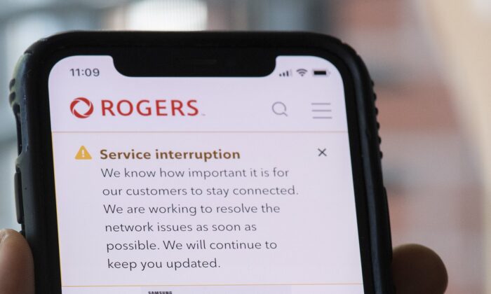 Rogers Communications Inc. has a new chief technology officer just a couple of weeks after the service outage that impacted millions of customers across Canada. A person looks at their cell phone displaying a Rogers service interruption alert in Montreal, July 8, 2022. (The Canadian Press/Graham Hughes)