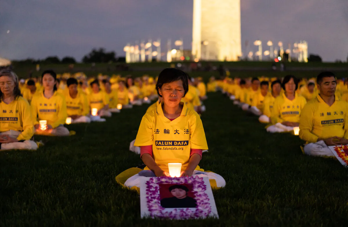Over 1,000 Falun Gong practitioners hold a candlelight vigil at the Washington Monument on July 21, 2022. (Samira Bouaou/The Epoch Times)