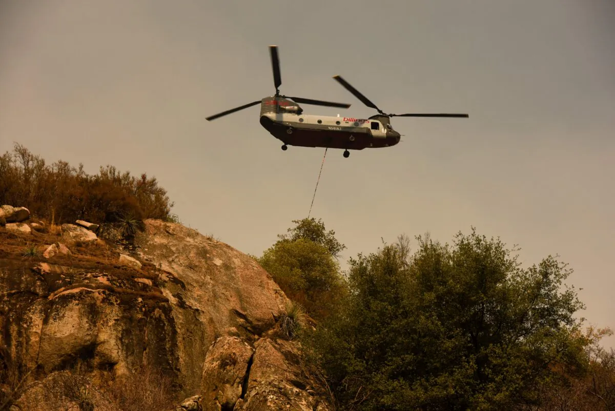 A Boeing CH-47 Chinook firefighting helicopter carries water to drop on the fire in a file photo. (Patrick T. Fallon/AFP via Getty Images)