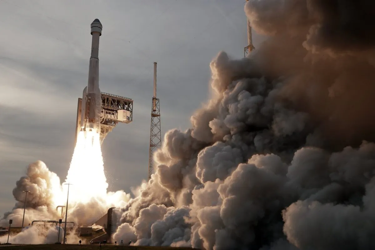 A United Launch Alliance Atlas V rocket carrying the Boeing Starliner crew capsule lifts off on a second test flight to the International Space Station from Space Launch Complex 41 at Cape Canaveral Space Force station in Cape Canaveral, Fla., May 19, 2022. (The Canadian Press/AP/John Raoux)