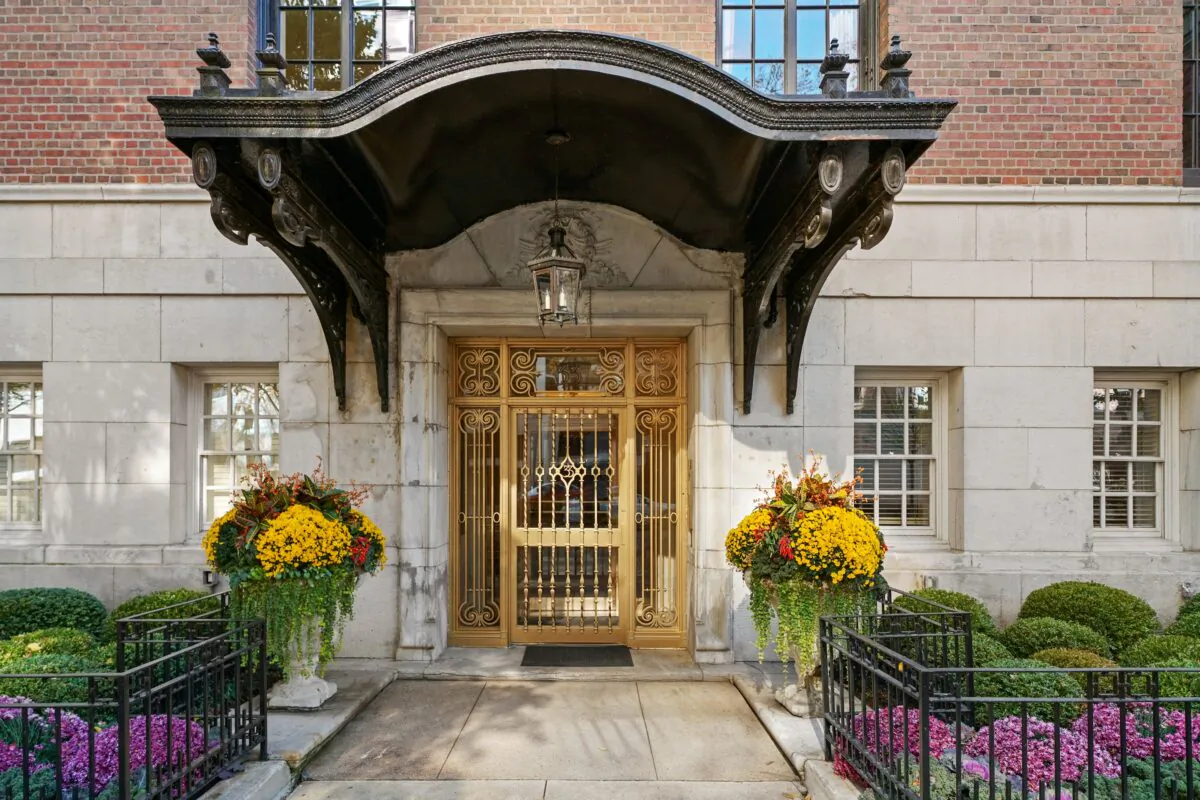 This Near North Side property sits inside a circa-1910 brick-and-marble masterpiece low-rise just steps from some of the Windy City’s best attractions. (Courtesy of Americorp Ltd-Laricy)