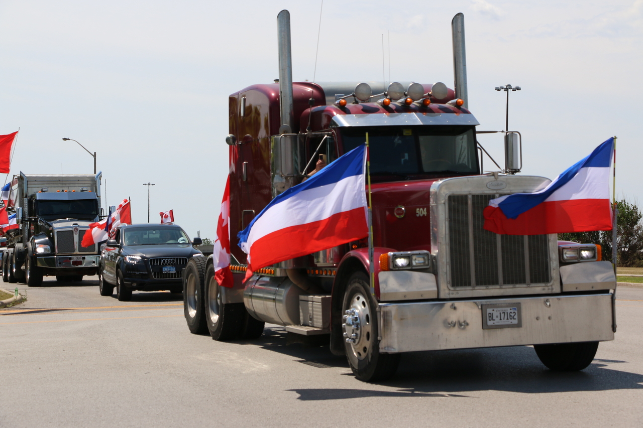 Canadian Convoys Hit the Road in Solidarity With Dutch Farmers - Vimarsana News