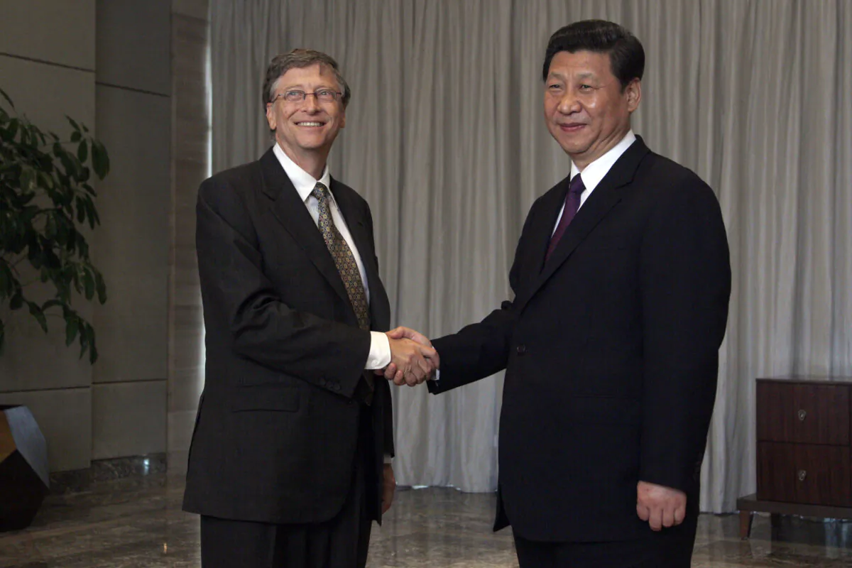 Chinese regime leader Xi Jinping (R) shakes hands with Microsoft founder Bill Gates during the Boao Forum for Asia (BFA) annual conference in Boao on the southern Chinese resort island of Hainan on April 8, 2013. (Tyrone Siu/AFP via Getty Images)